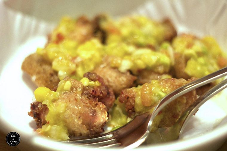 Alitas de pollo deshuesadas con pico de gallo y mango en Taxi a Manhattan restaurante Madrid