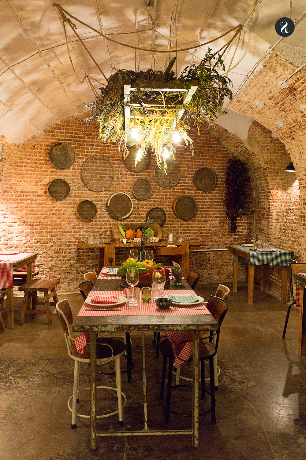 Kiki Deli está en una cava que un día fue un secadero de jamones y hoy es un precioso (y secreto) restaurante - Foto: Lora Demodé